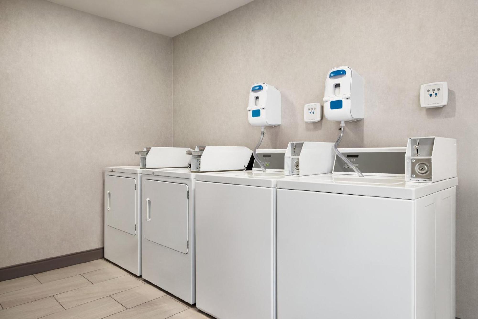 Holiday Inn Express Syracuse Airport By Ihg North Syracuse Zewnętrze zdjęcie